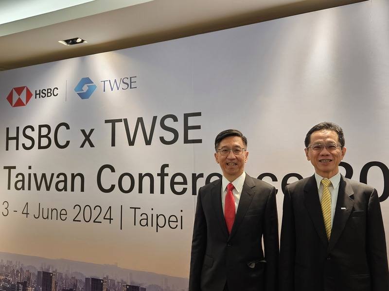 電腦展外又一國際盛會，證交所總經理簡立忠（右）與匯豐台灣區總裁暨匯豐（台灣）商業銀行總經理陳志堅宣布雙方合辦投資論壇，吸引來自歐、美、亞洲超過150位機構投資人與會。