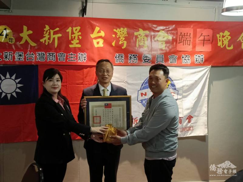 駐南非代表處大使廖文哲監交，由滿任會長陳葦菱將印信交接給新任會長杜冠達