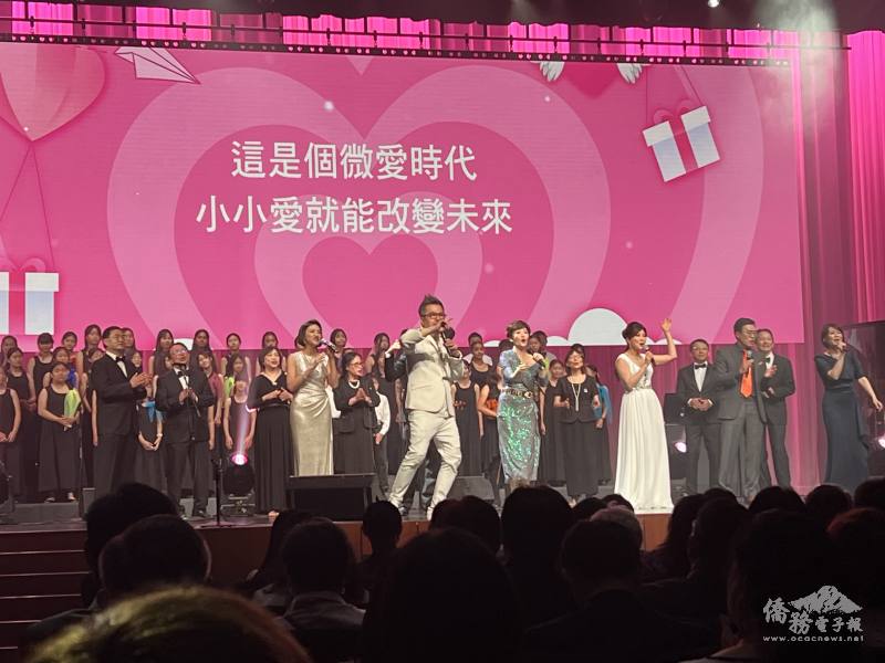 黃國倫與寇乃馨和優視節目主持人率領大家唱生日快樂歌