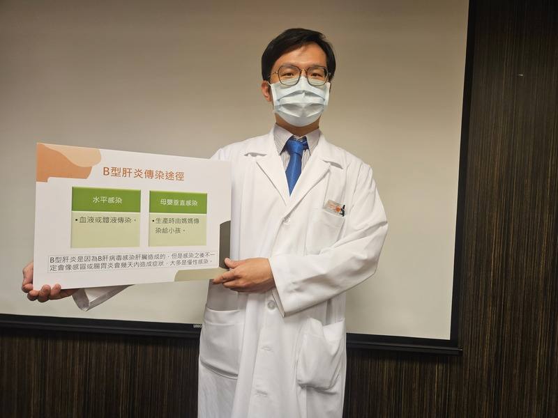 書田診所胃腸肝膽科醫師康本初（圖）4日說明，B型肝炎是因病毒感染肝臟造成，傳染途徑為血液、體液傳染或生產時媽媽傳染給小孩，帶原者在病毒量上升、肝功能異常應積極治療，降低肝炎、肝硬化及肝癌風險。