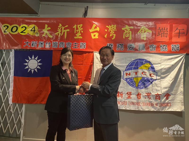 陳葦菱致贈禮品予僑務諮詢委員吳松柏