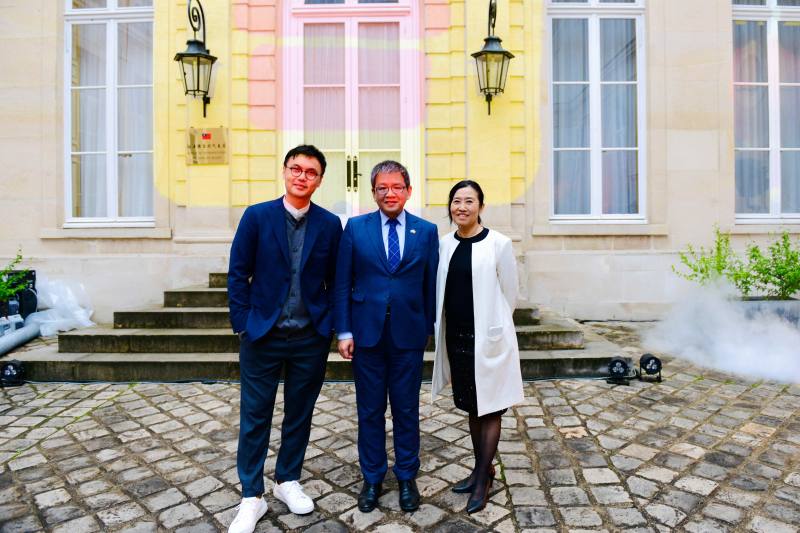 文化部駐法國臺灣文化中心慶祝成立30週年，邀請剛獲得總統創新獎的Bito導演劉耕名及其團隊於駐法國代表處打造臺式藝術沉浸之夜，bito導演劉耕名（左起）、駐法國代表處公使顏嘉良、文化部駐法國臺灣文化中心主任胡晴舫合影。