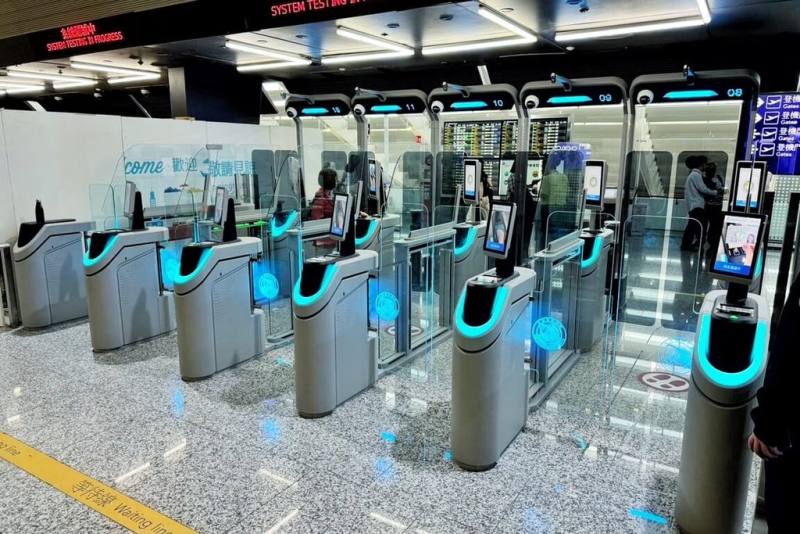 為提供旅客優質通關體驗，移民署加速更新現有自動查驗通關系統，桃機第1階段19座新世代e-Gate汰換更新工程已完成，第2階段工程6月3日至8月1日間進行，將再建置24座，施工區域會以圍籬區隔，旅客入出境動線不受影響。（移民署國境事務大隊提供）