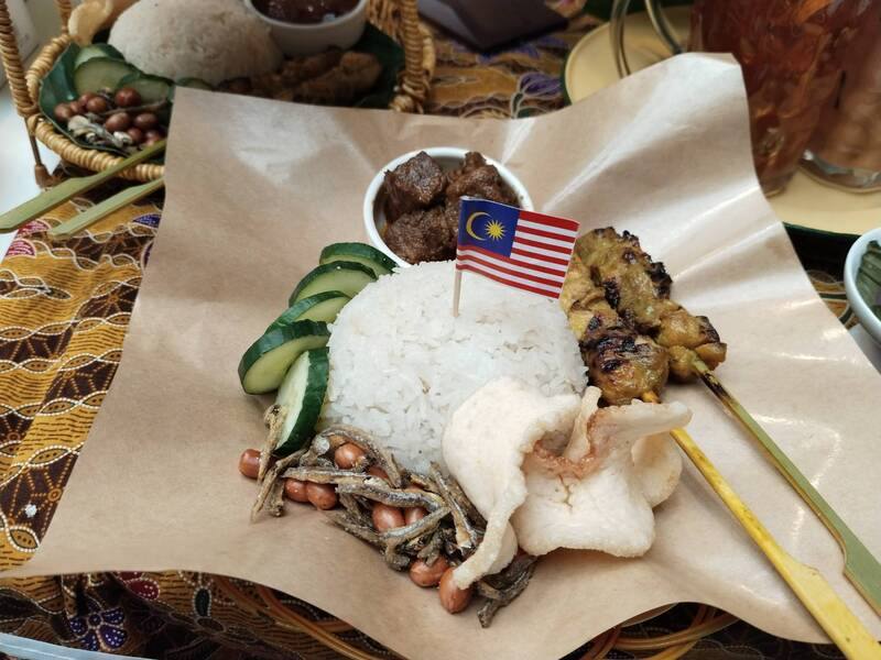 台鐵公司3日舉行第9屆鐵路便當節記者會，國家鐵道博物館籌備處與台鐵聯名，推出藍皮柴油客車DR2203號、DR2303號造型便當。