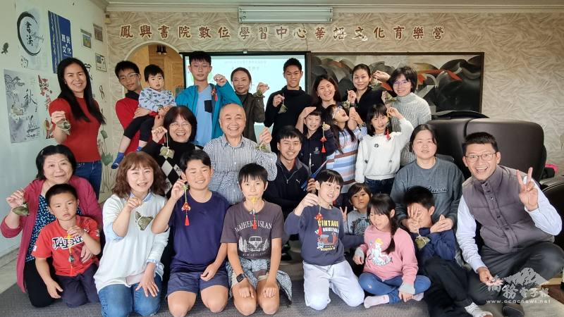 奧克蘭端午節慶在地文化研習合影，學員展示「包、粽」成果