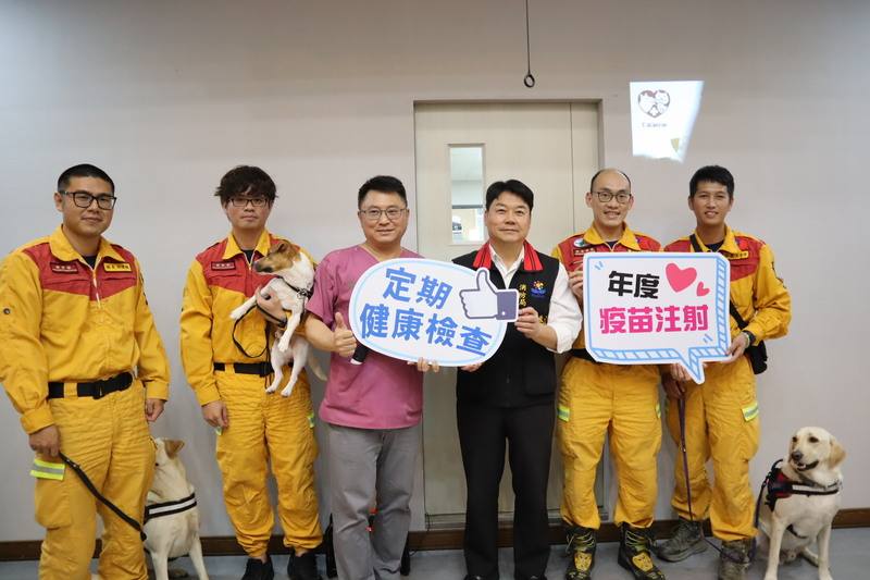 花蓮縣消防局3隻搜救犬在0403地震救災表現亮眼，花蓮縣獸醫師公會理事長殷宏源（左3）3日代表獸醫師與業者捐贈工作犬健檢、疫苗與1年份用藥，由消防局長吳兆遠（右3）代表受贈。