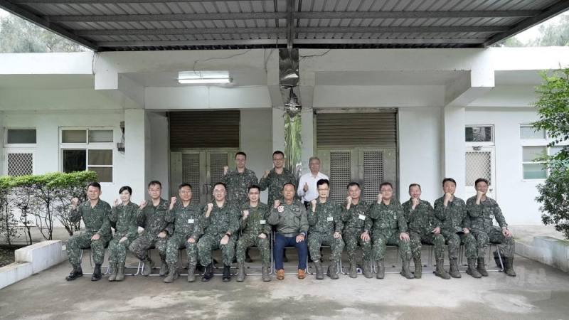 柏副部長與官兵合影