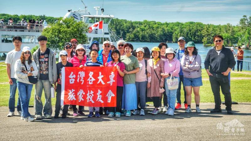 加拿大蒙特婁臺灣大專校友會僑胞在千島湖遊船前，開心合影留念