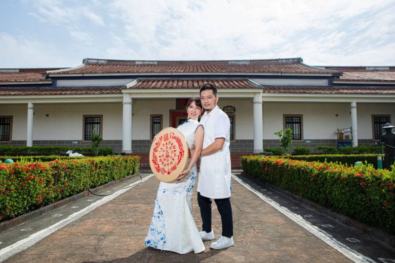 高雄市政府客家事務委員會2024年以「Hakka婚禮」及「雨豆樹下的約定」為主題，在新客家文化園區雨豆樹林下，布置浪漫婚禮氛圍，邀請未婚新人報名參加，名額僅20對，錄取每對可獲萬元禮券、婚紗攝影等好禮。（高雄市政府客家事務委員會提供）