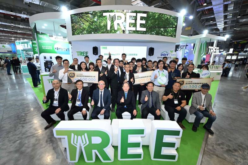 TREE新創主題館開幕儀式並進行TREE Award研究機構創業潛力獎，與會貴賓與得獎團隊合影，前排由左至右士林電機總經理謝漢章、士林電機執行副總董濟仁、起而起綠能董事長簡金品、經濟部產業技術司副司長周崇斌、工研院資深副總暨協理蘇孟宗、鴻躉公司執行長洪嘉聰、工研院產業服務中心組長。