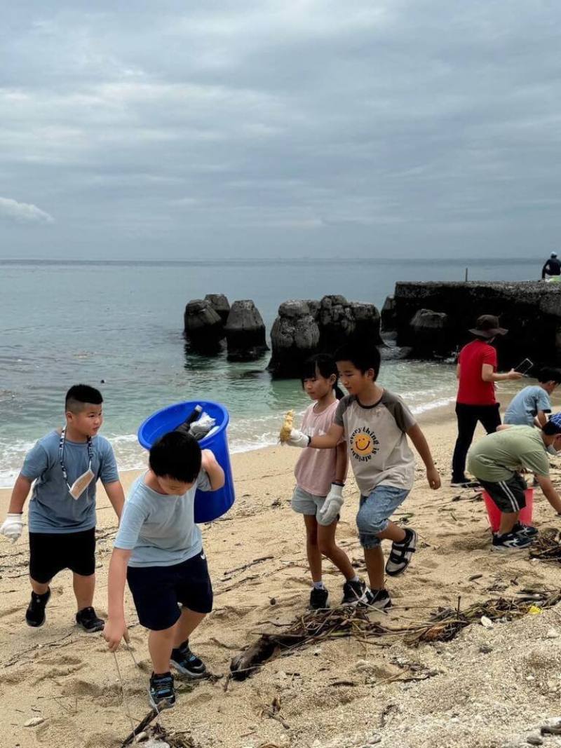 響應世界環境日，屏東縣政府環保局舉辦淨海淨灘等活動，小琉球白沙國小師生參與中澳沙灘淨灘，學童表示，收穫滿滿，原來保護家鄉海洋，「我也可以做得到」。（屏東縣政府環保局提供）