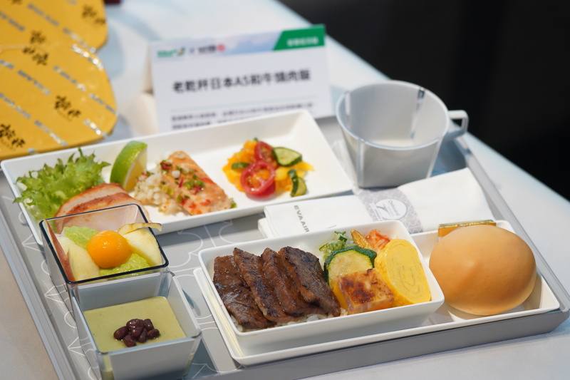 長榮航空舉行全新機上餐點發表會，宣布與乾杯集團合作，7月1日起，供應台北飛北美的航線乾杯燒肉機上餐。圖為「老乾杯日本A5和牛燒肉飯」。