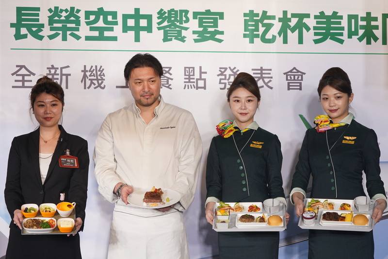 長榮航空舉行全新機上餐點發表會，宣布與乾杯集團合作，7月1日起，供應台北飛北美的航線乾杯燒肉機上餐。