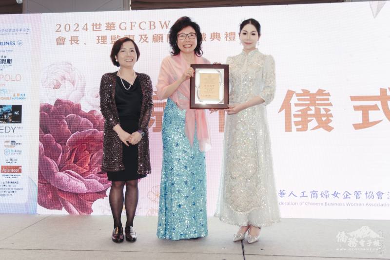 在處長劉立欣(左)監交下，創會會長曾志瑛(中)頒發當選證書給新任會長曹文瓊(右)