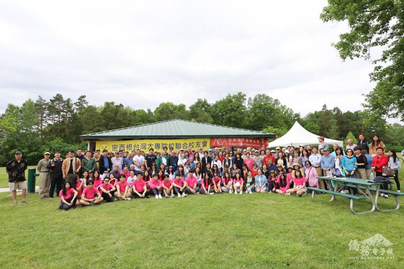 密西根臺灣大專院校聯合校友會主辦，密西根中華婦女會協辦的夏日野餐聯誼活動吸引350位鄉親出席，盛況空前