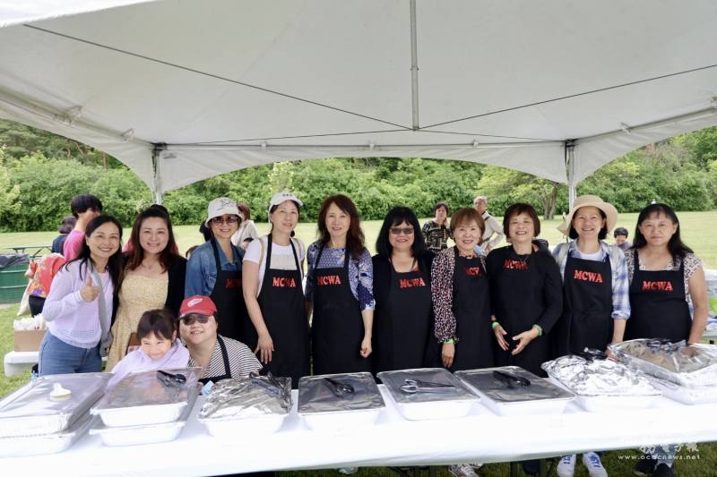 密西根中華婦女會會長洪曉夏(右二)率領理事及會員們服務僑胞