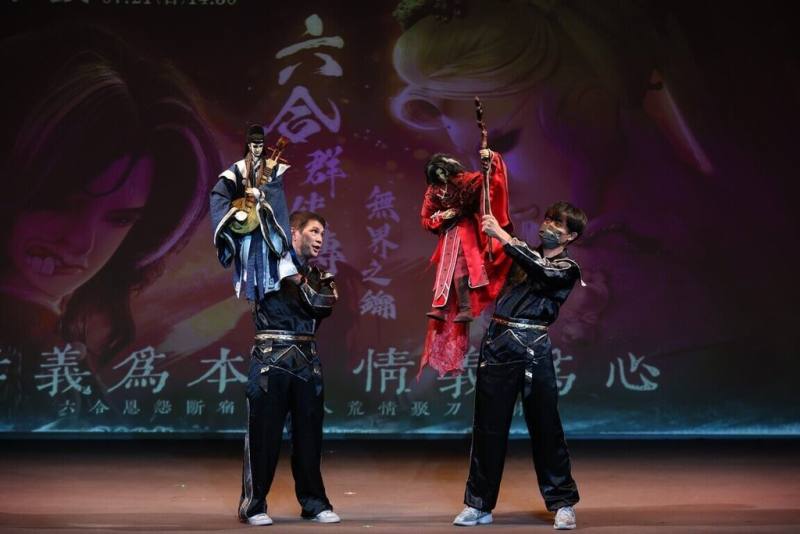 金光布袋戲與真五洲掌中劇團7月將帶來「六合群俠傳－無界之鑰」，以人間國寶黃俊雄成名作「六合三俠傳」為底本，重新詮釋六合系列中愛恨交織的武林世界。（國立傳統藝術中心提供）