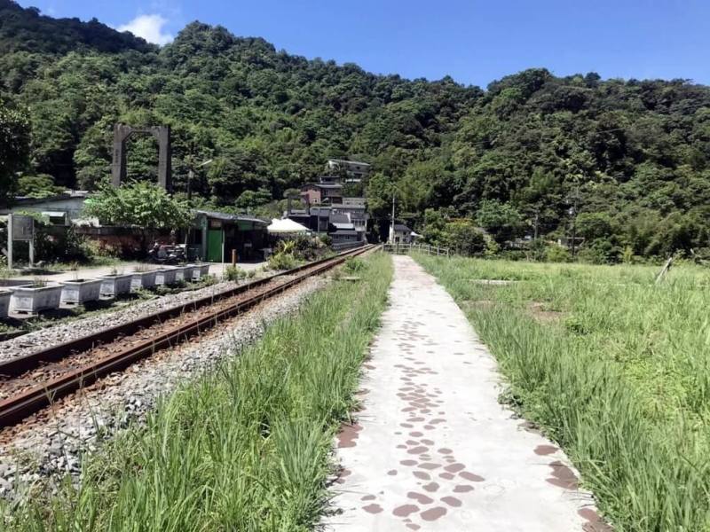 新北市政府觀旅局表示，若從三貂嶺車站魚寮路的民宅登山口前往幼坑瀑布，須跨越鐵軌；建議遊客評估另處，近大華車站「粗坑2號」民宅登山口，避免觸犯鐵路法。（民眾提供）