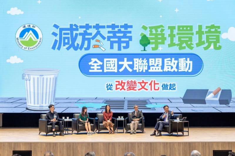 彭部長與文化部小野部長、行政院青年諮詢委員張寒瑋、北一女中菸沒綠洲