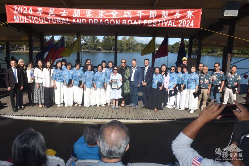 頒發感謝狀予客家合唱團