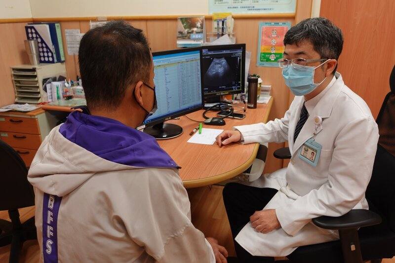 台中慈濟醫院腎臟內科主任陳一心（右）為雙腎切除的林先生尋找長期低血壓解方，發現以安全劑量服用阿托莫西汀後，透析期間的血壓不僅變得穩定，透析後的血壓也獲得有效控制。（台中慈濟醫院）