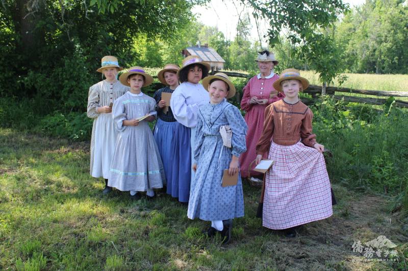 上加拿大村內隨處可見身著復古裝束的工作人員，他們將古時候的生活型態原汁原味呈現出來