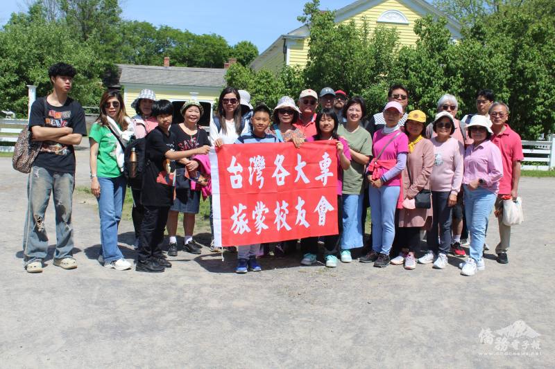 加拿大蒙特婁臺灣大專校友會僑胞在上加拿大村留下溫馨的歷史合影。