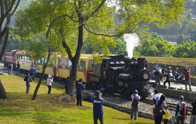 林業及自然保育署阿里山林業鐵路及文化資產管理處7月將辦理甄試儲備司機員，預計招募32名從業人員。圖為阿里山蒸汽火車行經竹崎站。