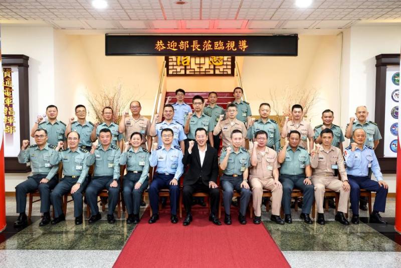 國防部長顧立雄視導資通電軍指揮部並與官兵合影