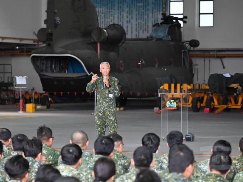 陸軍飛行訓練指揮部指揮官曾少將主持端節前軍法紀宣教。（陸軍飛訓部提供）