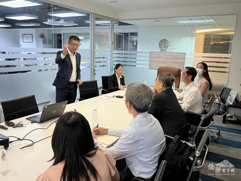 吳明凱(左)簡報泰國保險產業的發展與趨勢