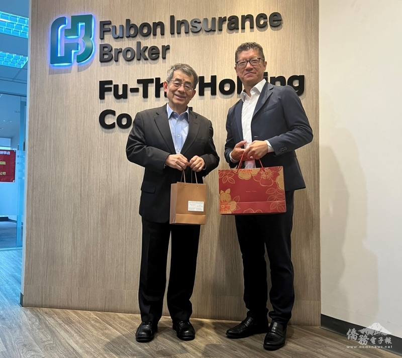 張俊福(左)與吳明凱(右)互贈紀念品