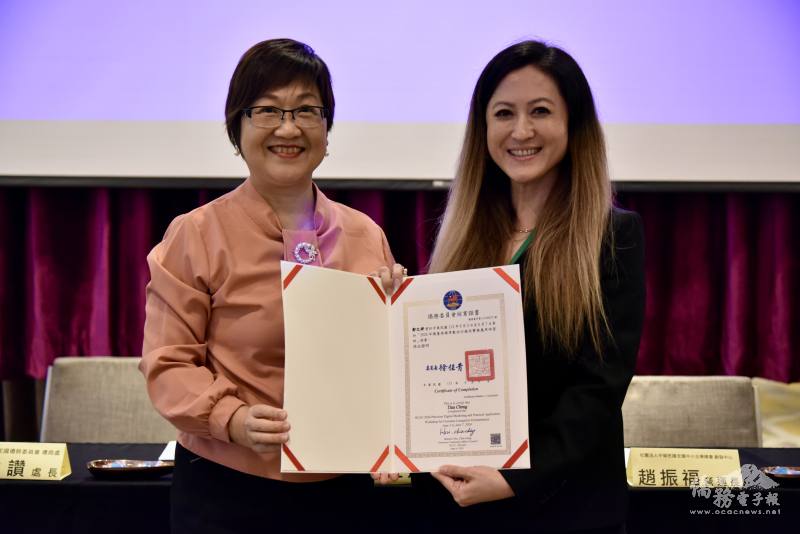 徐佳青頒發結業證書給學員，由學員長鄭文婷代表接受