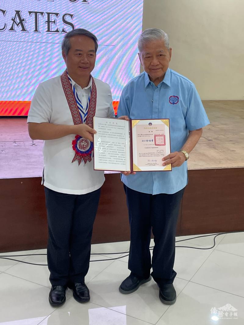 周民淦(左)頒發僑務諮詢委員聘書予洪宗華(右)