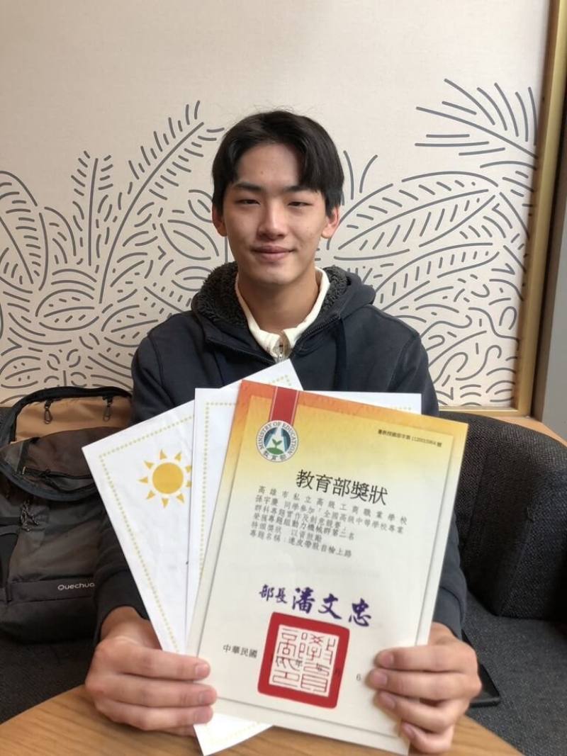 虎尾科技大學學生孫宇慶從國中就展現實作興趣，高三獲得「世界高中職太陽能模型車競賽」冠軍，未來夢想自行創業開設重型機車專門店。（技專招生總辦提供）