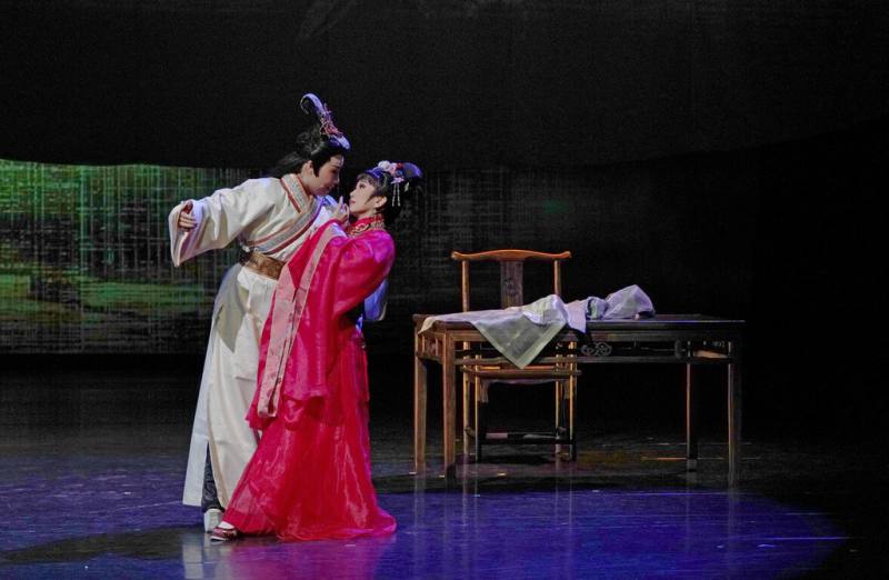 薪傳歌仔戲劇團劇作「兩生花劫」改編自德國名劇「艾米莉亞．嘉樂蒂」（Emilia Galotti），將故事背景轉換為明末清初的江南與台灣，展現亂世中的兩岸關係與台灣獨特民風，增添了東方哲思與當代意涵。（國立傳統藝術中心提供）
