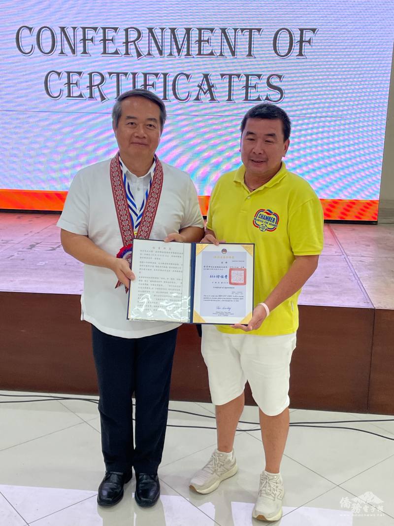 周民淦(左)頒發僑務促進委員聘書予蔡崇仰(右)