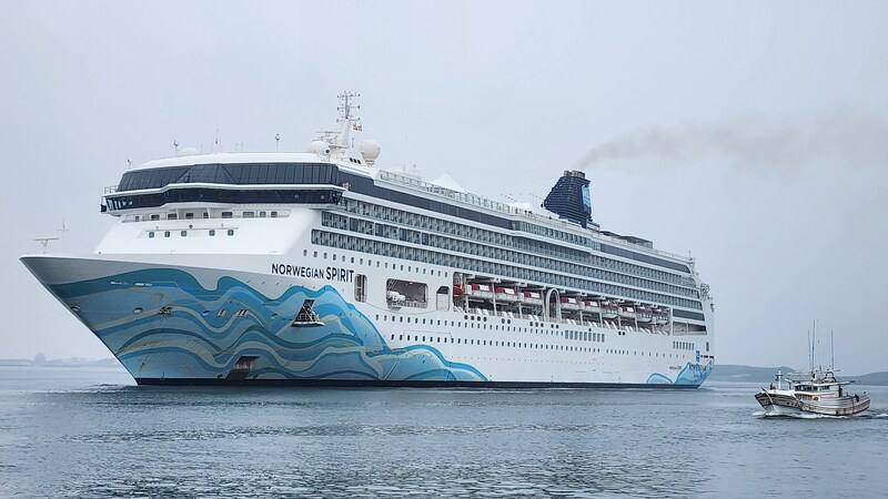 郵輪觀光在全球蔚為風潮，挪威郵輪奮進號（Norwegian Spirit）6日首度泊靠馬公港，帶來1300多名旅客到訪澎湖