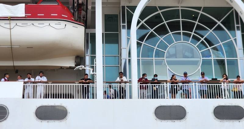 挪威郵輪奮進號（Norwegian Spirit）6日首度泊靠馬公港，不少遊客在甲板上迫不及待觀賞美麗港灣，晚間還將在海上欣賞美麗花火，再駛返基隆