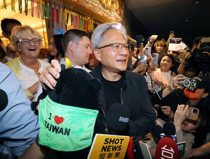 輝達執行長黃仁勳（前中）6日晚間在台北宴請180名輝達員工，做為2024台北國際電腦展順利展出的慶祝晚宴，也吸引大批民眾在店外守候，黃仁勳離開時，有粉絲特別送上一隻黑熊布偶。後左為黃仁勳妻子Lori Huang。