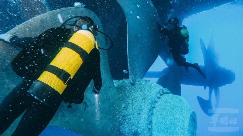 海軍水下作業大隊採2人一組方式，潛入水中檢查任務艦大軸與俥葉。（軍聞社記者吳柏融攝）