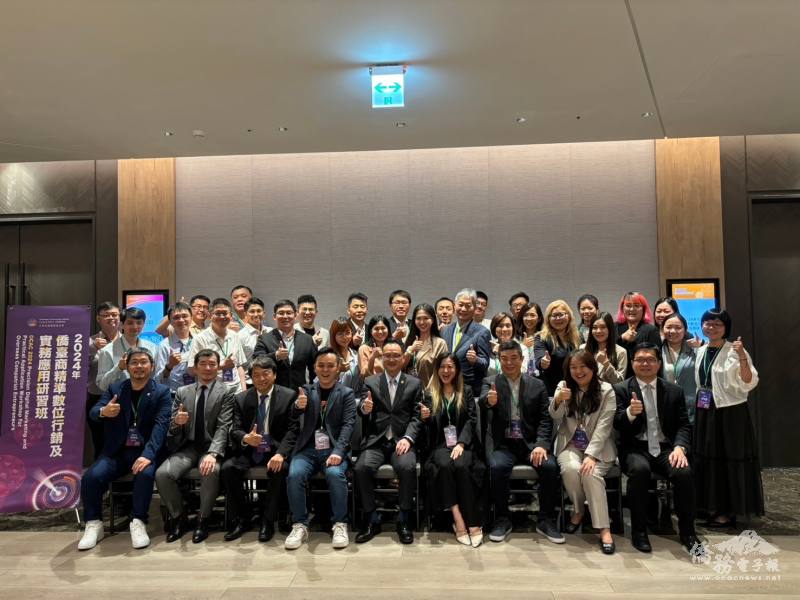 僑委會副委員阮昭雄（前排中）與研習班團員合影