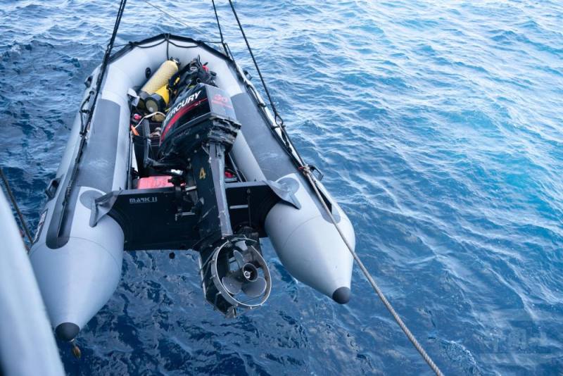 帆纜班執行小艇吊掛作業。（軍聞社記者吳柏融攝）