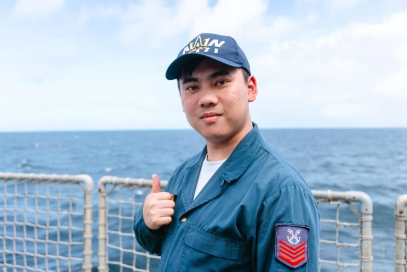 磐石軍艦林森羽上士靠著平時不斷練習與同仁維持高度默契。（軍聞社記者吳柏融攝）