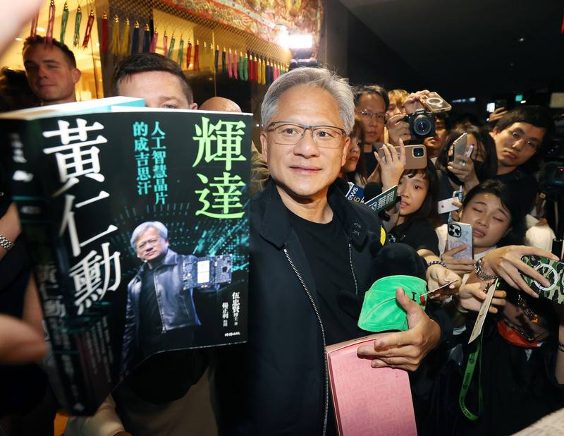 輝達執行長黃仁勳（中）6日晚間在台北宴請180名輝達員工，做為台北國際電腦展順利展出的慶祝晚宴，黃仁勳在離開前也再度開啟簽名模式，盡量為擠上前的大批民眾簽名，現場熱情粉絲相當多。