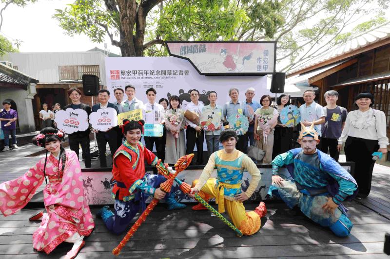 國漫館「葉宏甲百年紀念」特展開幕，臺中市議員江肇國（前排左起）、前立法委員黃國書、臺中市議員黃守達、立法委員羅廷瑋、文化部次長李靜慧、葉宏甲之子葉佳龍、資深漫畫家紀厚博、國漫館籌備處代理主任黃淑娥（右1）、漫畫家小莊（右2）等合影。