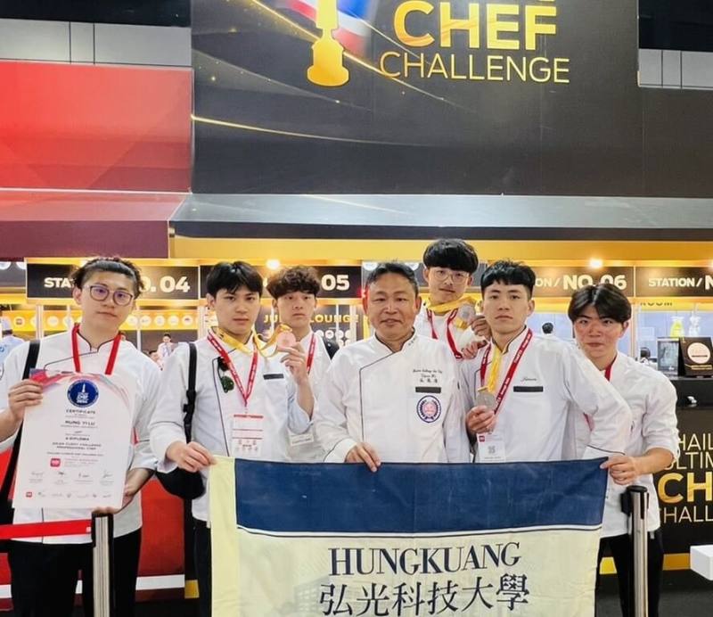 弘光科技大學餐旅管理系學生挑戰東南亞美食，日前參加「2024年泰國極限挑戰賽」（2024 Thailand Ultimate chef challenge），拿下2銀1銅2佳作成績。（弘光科技大學提供）