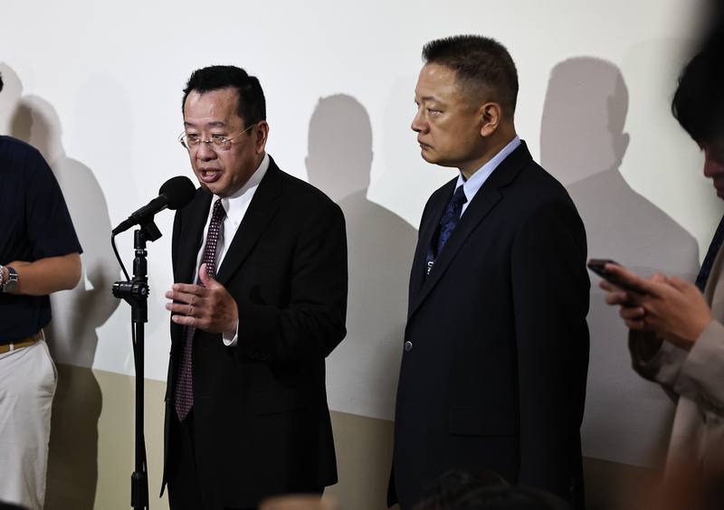 國防部長顧立雄(左)。