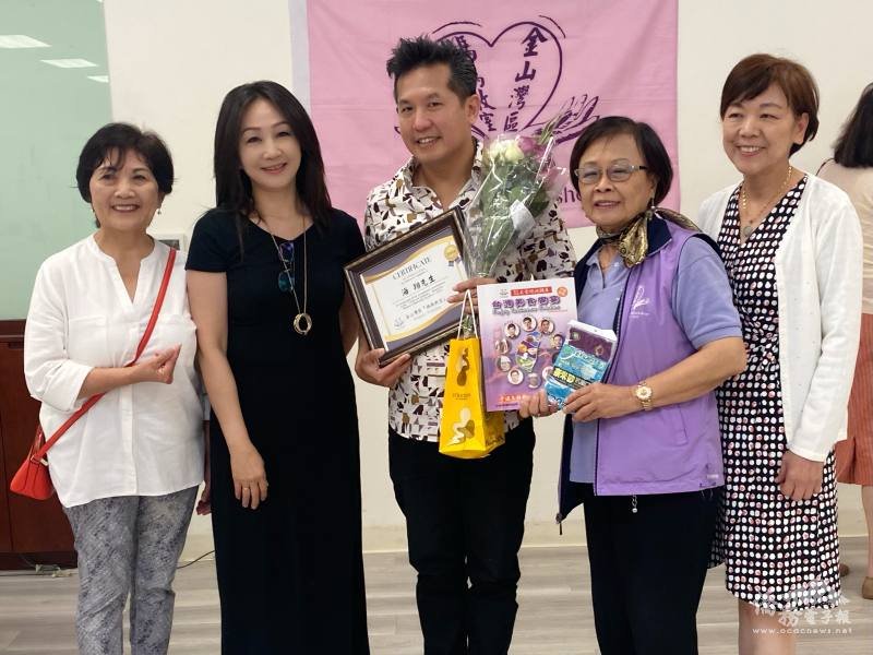 金山灣區媽媽教室致贈感謝狀給海翔(中)