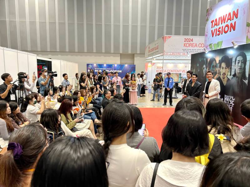 由台灣與越南演員聯手演出的電視劇「化外之醫」劇中演員楊一展、呂晉宇及連炳發7日在胡志明市與媒體、粉絲見面，活動共計湧入約300人。（台灣電視劇製作產業聯合總會提供）